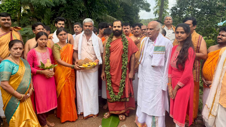 Awareness padayatra led by Sri Vishwavallabha Thirtha Swamiji for the conservation of organic farming and traditional paddy varieties