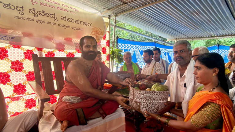 Awareness padayatra led by Sri Vishwavallabha Thirtha Swamiji for the conservation of organic farming and traditional paddy varieties