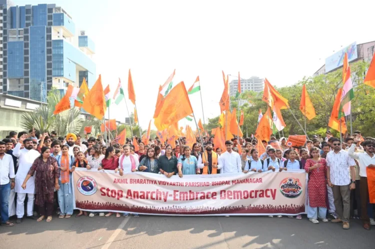 ಭೋಪಾಲ್‌ನಲ್ಲಿ ಎಬಿವಿಪಿಯಿಂದ ವಿದ್ಯಾರ್ಥಿಗಳ ಪ್ರತಿಭಟನೆ: ‘ಅರಾಜಕತೆ ನಿಲ್ಲಿಸಿ, ಪ್ರಜಾಪ್ರಭುತ್ವವನ್ನು ಅಪ್ಪಿಕೊಳ್ಳಿ’ ಎಂಬ ಕರೆ