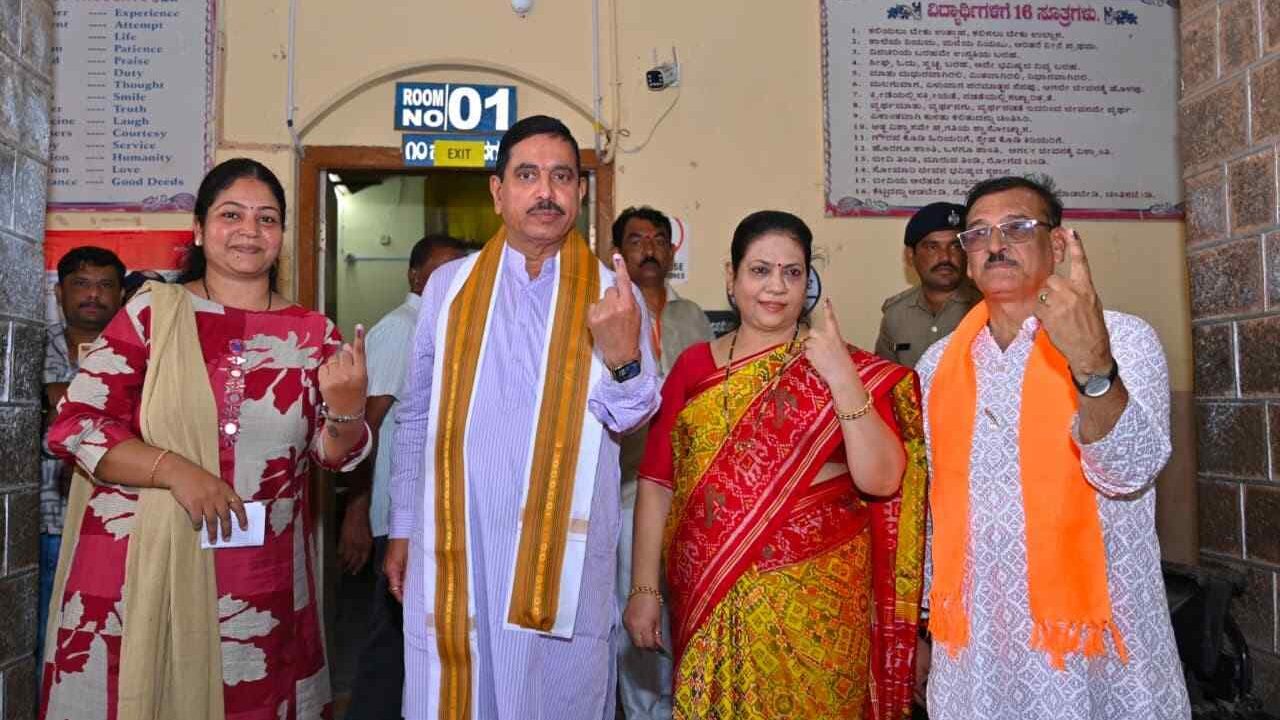 ಶಿಕ್ಷಕರು ಮತ್ತು ಪದವೀಧರರ ಶ್ರೇಯೋಭಿವೃದ್ಧಿಗೆ ಬಿಜೆಪಿ ಬದ್ಧ: ಮತ ಚಲಾಯಿಸಿ ಪ್ರಲ್ಹಾದ ಜೋಶಿ ಕರೆ